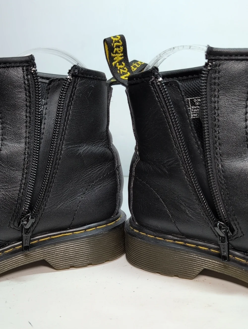 Dr Martens Delaney Airwair combat boot. Little girl or boy size 1 EU 32